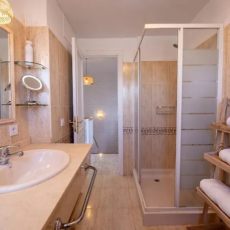Villa Wonderful With Seaview And Jacuzzi
